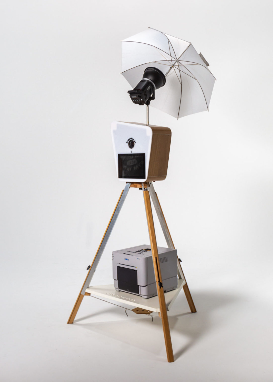 Photobooth Woody Swiss Made - Vue complète avec trépied en bois et imprimante DNP