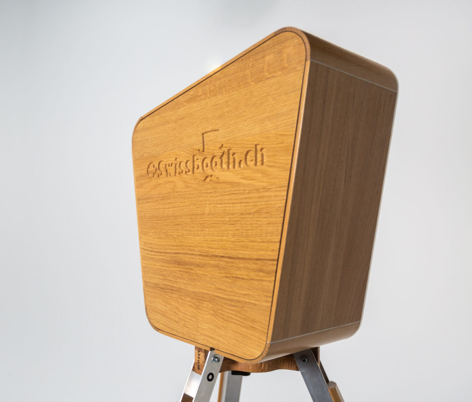 Photobooth Woody - Design élégant en bois massif fabriqué en Suisse romande